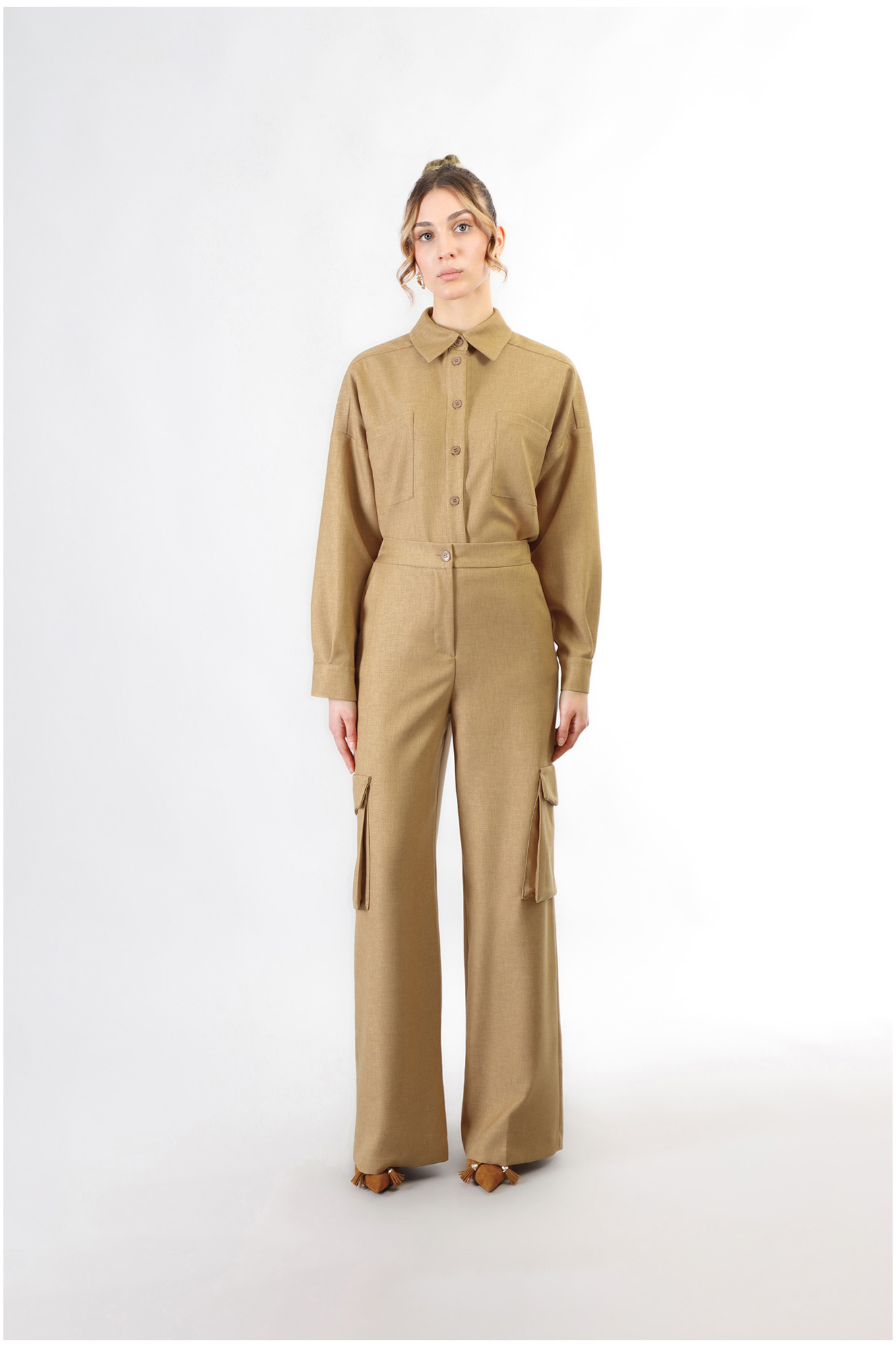 pantalon ancho con grandes bolsillos camel s