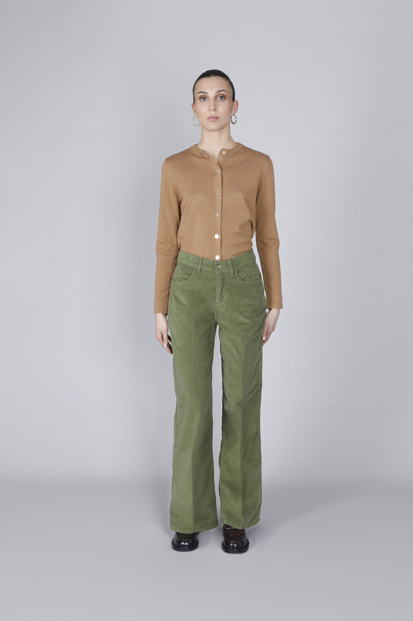 pantalones anchos tenidos en prenda sage 26
