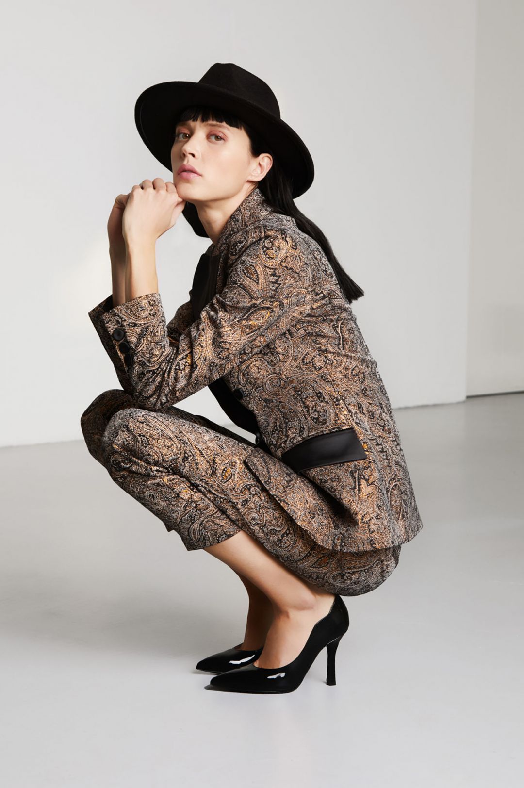 zapatos de salón de piel de charol con tacón puntiagudo