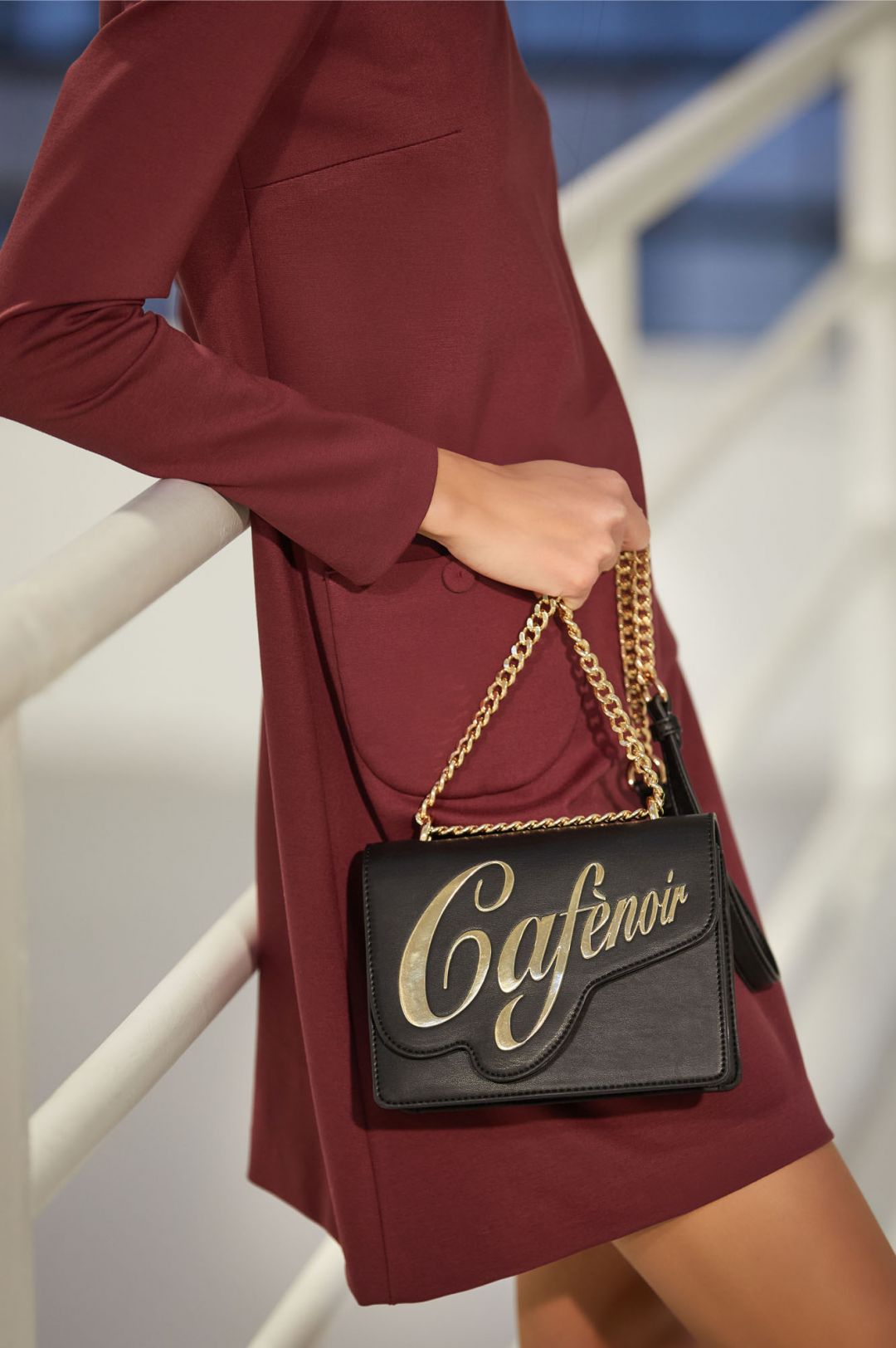 minibolso con solapa perfilada con el logotipo cafènoir