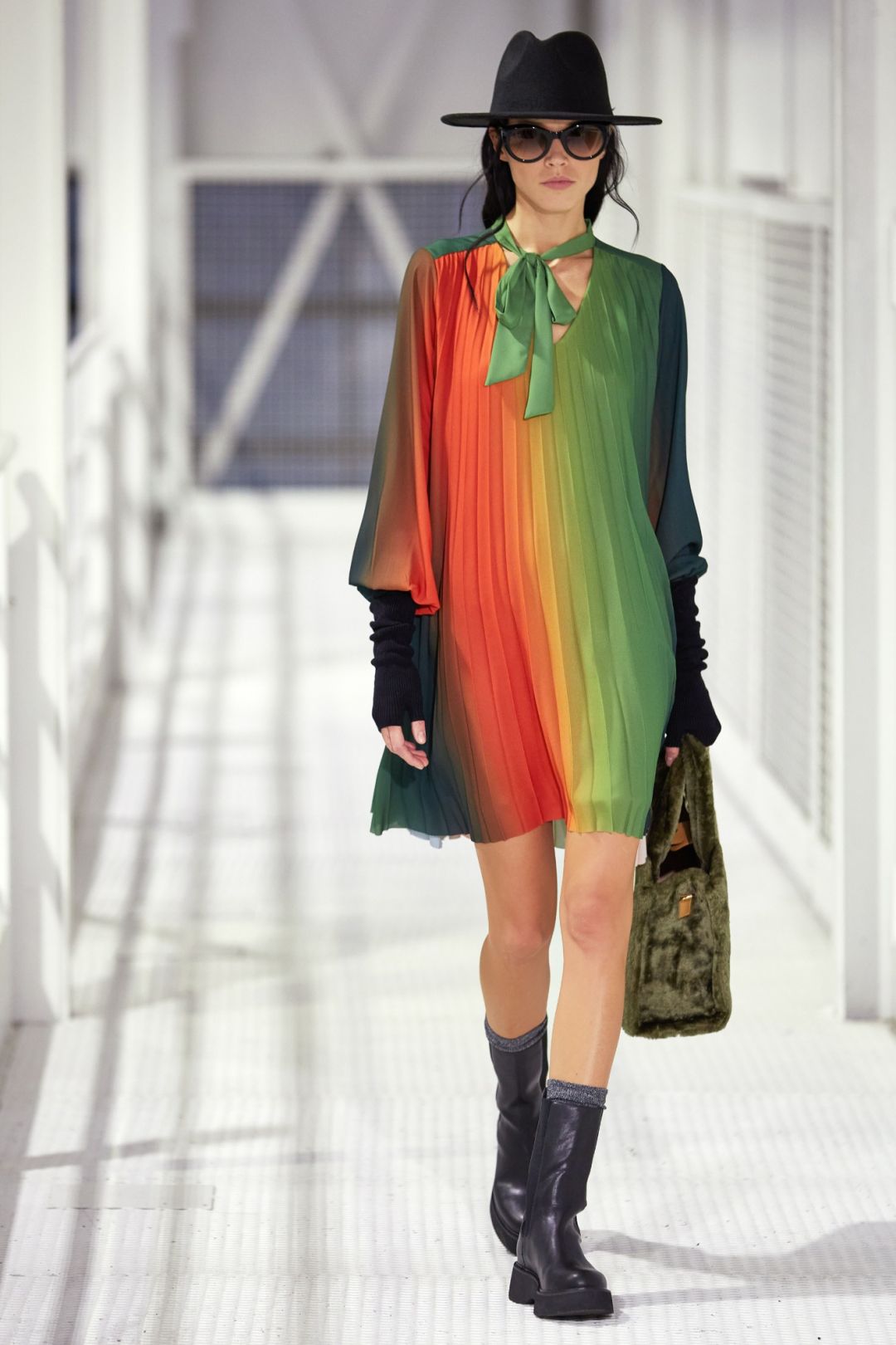 vestido plisado estampado con lazo en el cuello