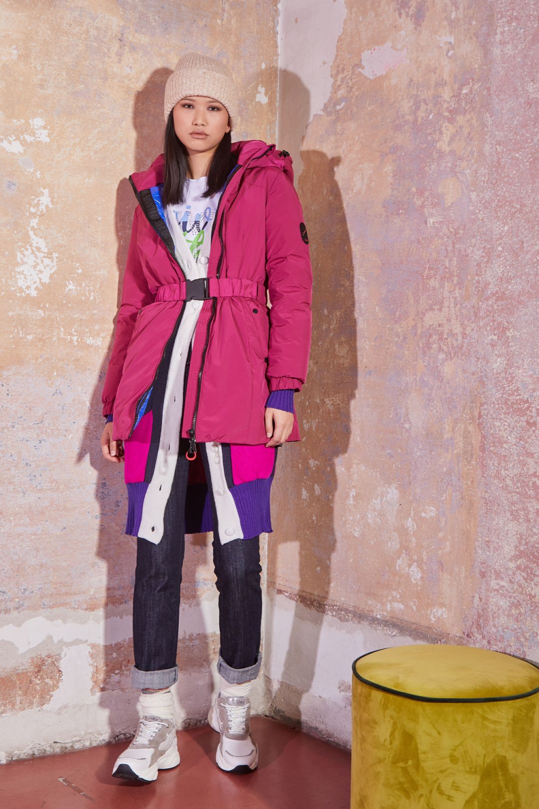 plumífero con capucha y cinturón elástico